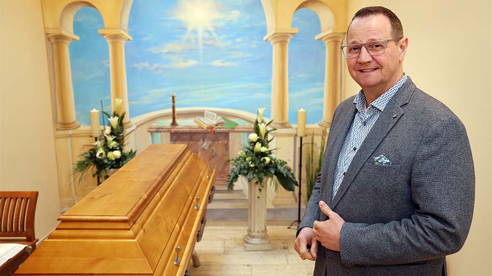 Herwig Gründel in einem der Abschiedsräume des Bremer Bestattungsunternehmens GE-BE-IN