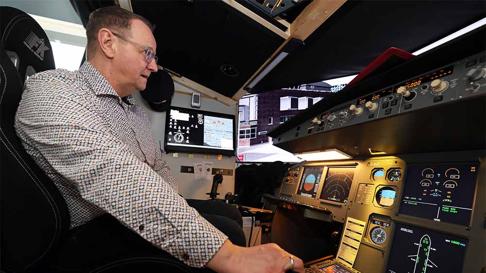 Herwig Gründel hat sich zuhause einen Flugsimulator eingerichtet, mit dem er in Echtzeit Flüge nachvollziehen kann