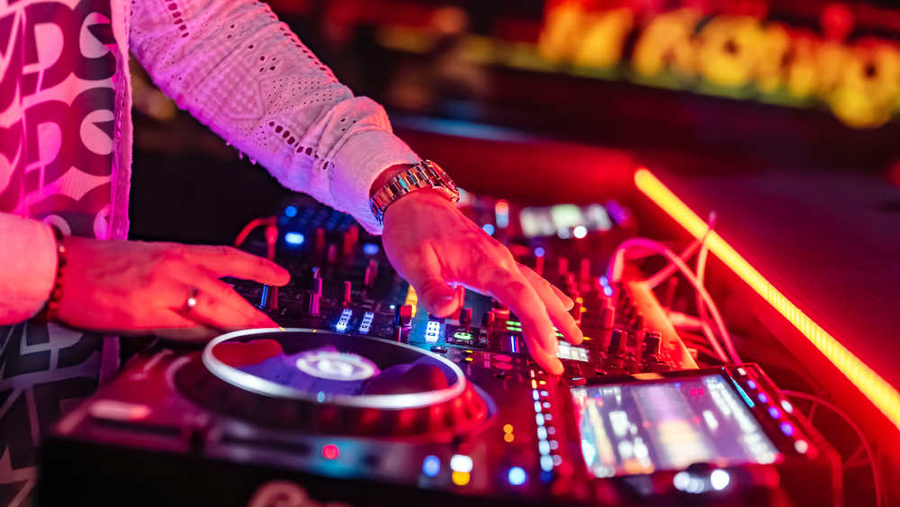 Jannis Schreiner hat eine eigene DJ-Mix-Show beim Radiosender bigFM (DJ Aspekt) in Mannheim, spielt auf großen Festivals, in Clubs, auf Stadtfesten, bei Firmenevents - und jettet um die Welt