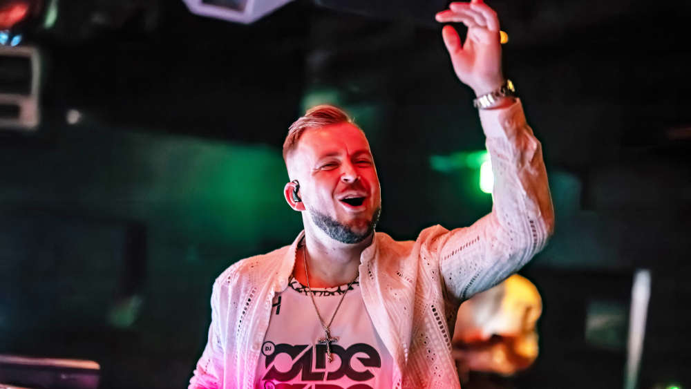 Tagsüber arbeitet Jannis Schreiner als ITler bei der Kirche. Doch nachts und an den Wochenenden wird der aufgedrehte Musiker regelmäßig zum "Party Animal"