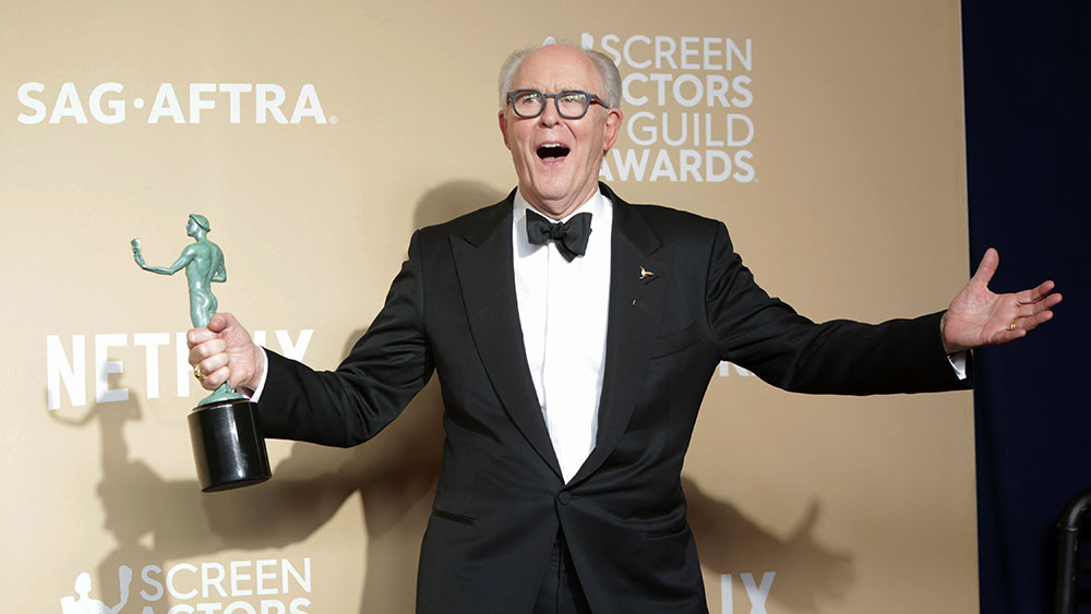 John Lithgow ("Kardinal Joseph Tremblay") feiert seinen Actors Guild Award für "Konklave"
