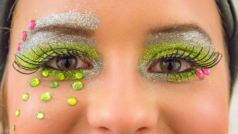 Glitzer fürs Gesicht ist an Karneval beliebt. Doch kaum jemand weiß um die problematischen Produktionszustände