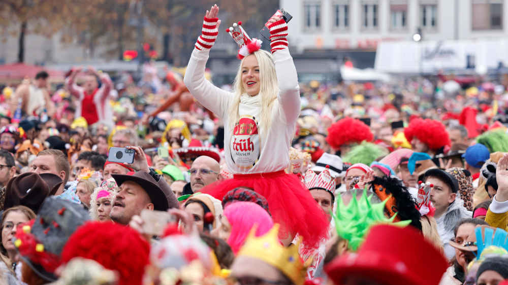 Jecken und Narren kurbeln in den Karnevalshochburgen kräftig die Wirtschaft an