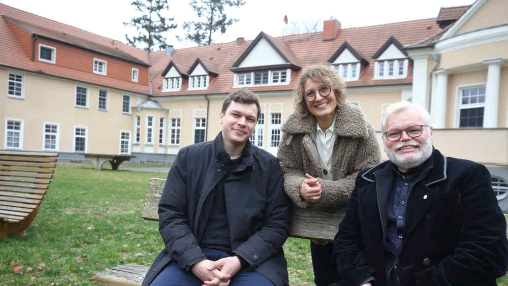 Das Leitungsteam im Garten des "Kindertraumhaus Schloss Bantikow"