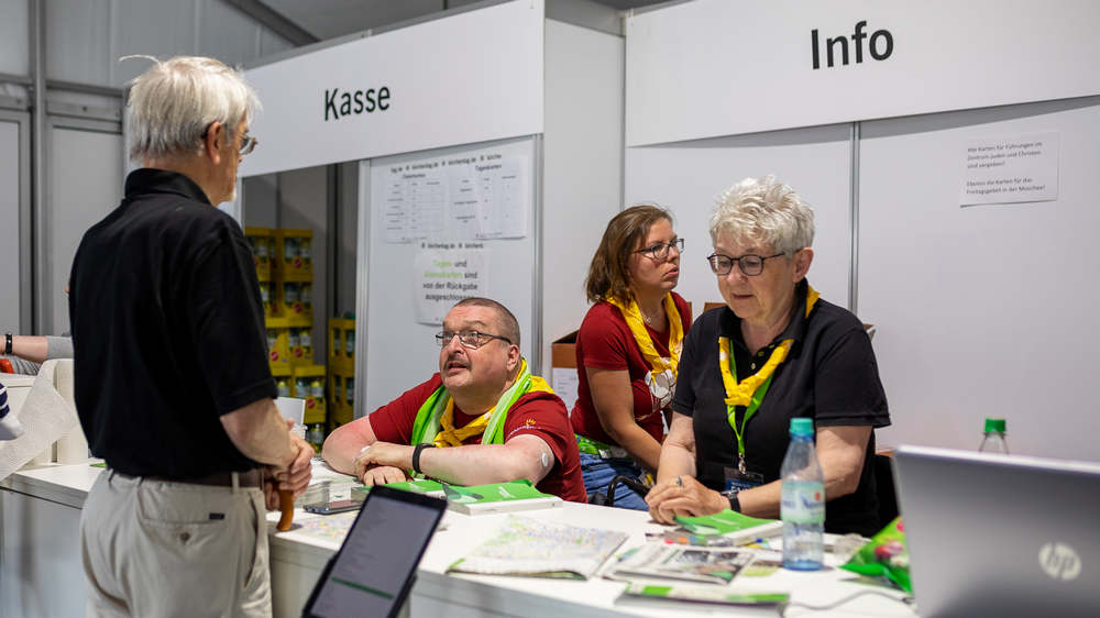 An den Servicepunkten geben Helfende Auskunft und tragen zum reibungslosen Ablauf des Kirchentags bei