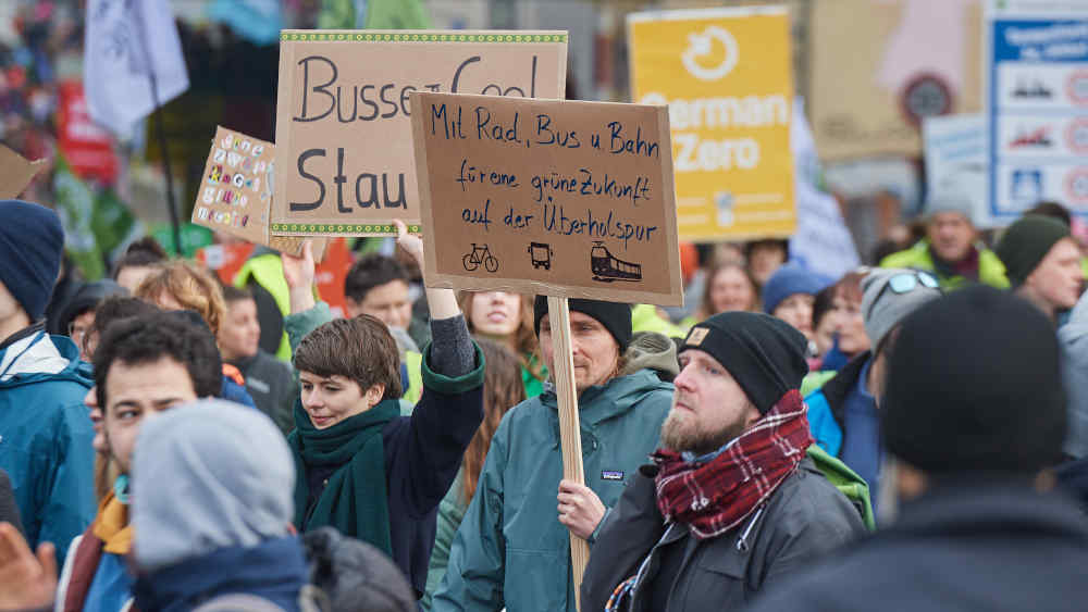 Zahlreiche Menschen werden zu bundesweiten Klimastreiks am Wochenende wieder auf die Straße gehen