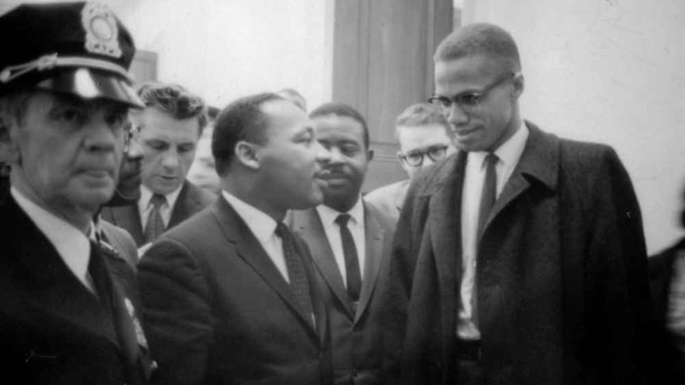 Martin Luther King (Mitte) und Malcolm X auf eine Pressekonferenz im Jahr 1964
