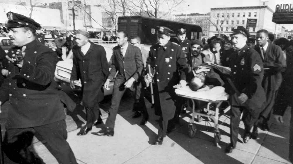 Der 29-jährige Malcom X wurde von einer Kugelsalve niedergestreckt, als er bei einer Kundgebung seiner Anhänger in Harlem eine Rede hielt