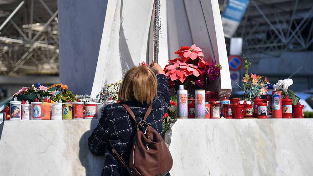 Vor der Gemelli-Klinik haben Gläubige Blumen und Kerzen hingelegt