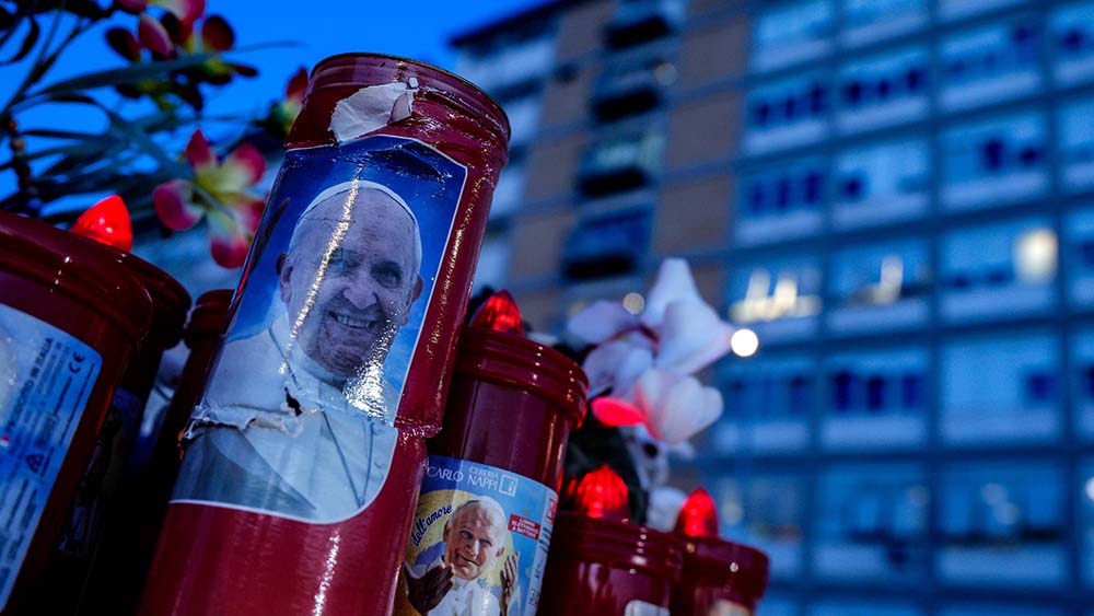 Vor der römischen Gemelli-Klinik leuchten Kerzen für Papst Franziskus
