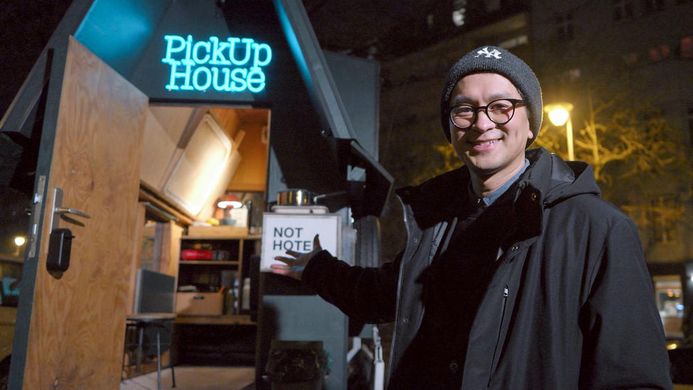 Architekt Van Bo Le-Mentzel zeigt sein Nothotel für Wohnungslose