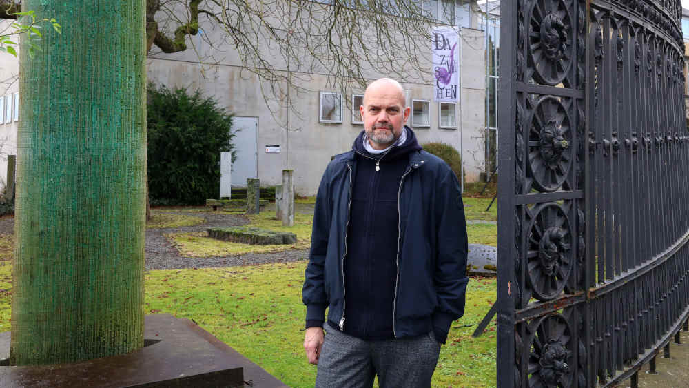 Museumsleiter Dirk Pörschmann vor dem Museum