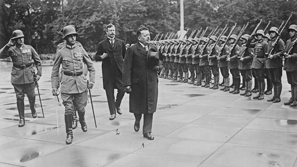 Reichspräsident Ebert und Bundeskanzler Wirth beim Abnehmen der militärischen Ehrenwache in Berlin (14 August 1922)