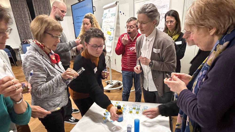 Im "Letzte-Hilfe-Kurs" werden Mittel zur Mundpflege präsentiert, die Sterbenden Linderung verschaffen können