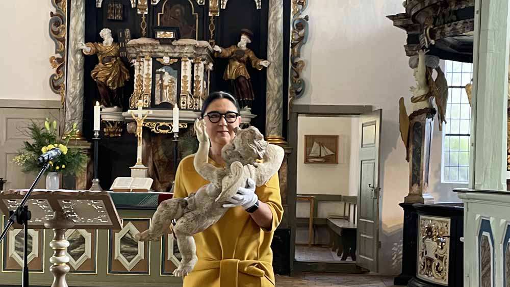 Susan Knoll mit dem Taufengel, den der Verein sanieren half