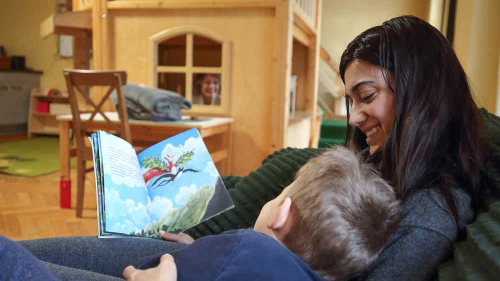 Erzieherin mit einem Jungen im "Kindertraumhaus Schloss Bantikow" für schwer und mehrfach traumatisierte Kinder und Jugendliche