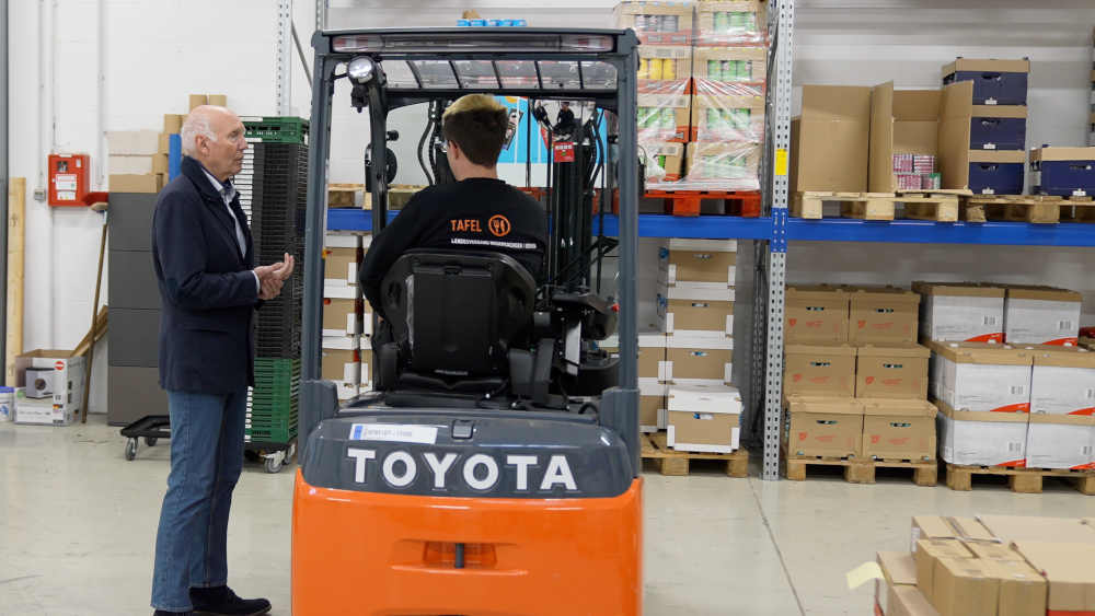 Uwe Lampe (li.), Vorsitzender der Tafeln in Niedersachsen und Bremen, und Tim Richter (re.), Lagerlogistiker im Tafel-Verteilzentrum in Springe