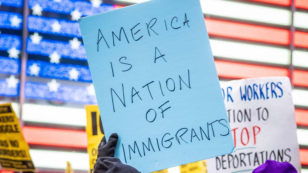 So sehen es diese Demonstrierenden. Die USA hat aber nun die ersten Migranten abgeschoben