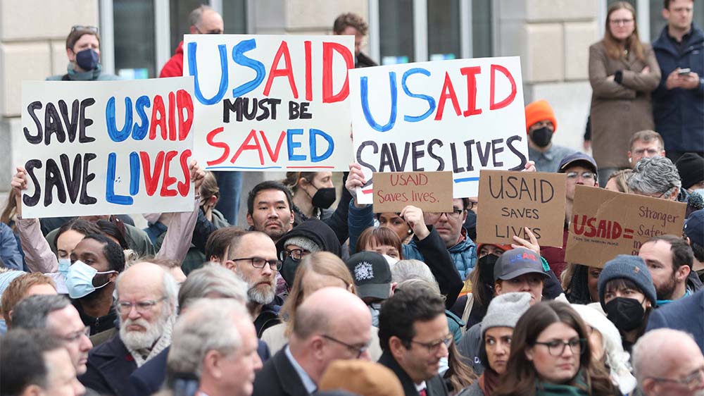 Mitarbeiter und Unterstützer versammelten sich zu einem Protest vor dem Hauptsitz der US-Behörde für internationale Entwicklung (USAID) in Washington