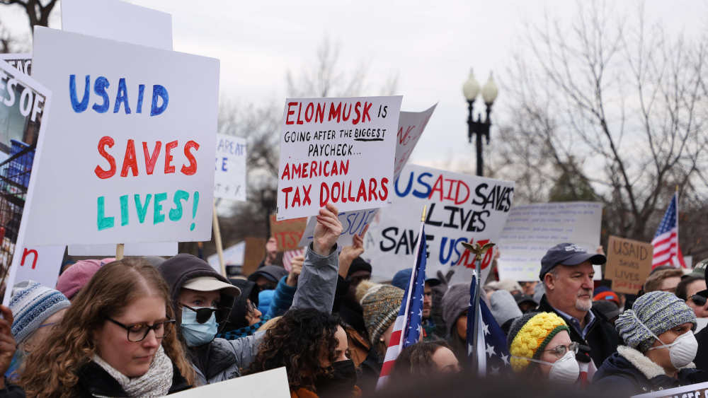  Menschen protestieren vor dem US-Kapitol in Washington: Ab Freitag werden zahlreiche Beschäftigte der US-Entwicklungsbehörde USAID beurlaubt.