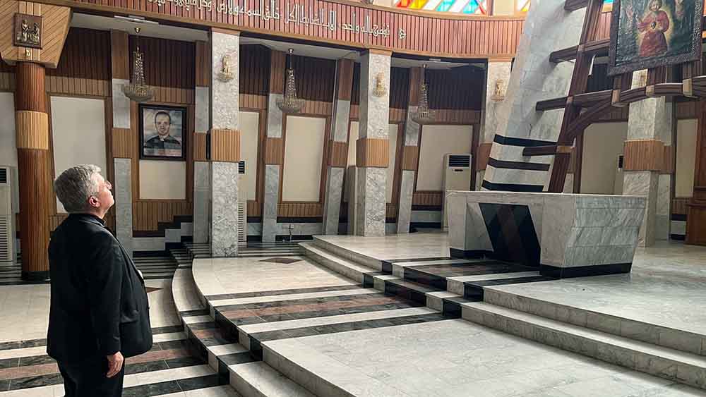 Der Paderborner Erzbischof Udo Markus Bentz in der syrisch-katholischen Kathedrale in Bagdad