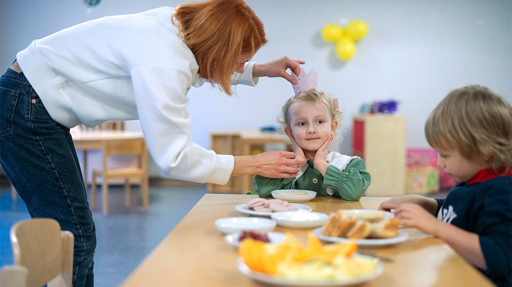 Geburtstagskind Emilia (M) mit Erzieherin Olga Shendryk (li.) im Kindergarten des Ukrainischen Vereins Frankfurt