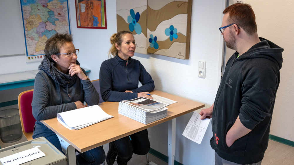 In einem Gebäude der Behinderteneinrichtung Lobetalarbeit in Celle haben Mitarbeiter einen Wahlraum zur Probe eingerichtet