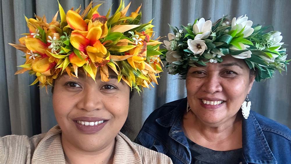 Mutter Tarani Napa mit Tochter Tevairangi Napa haben das Bild zum Weltgebetstag 2025 gestaltet