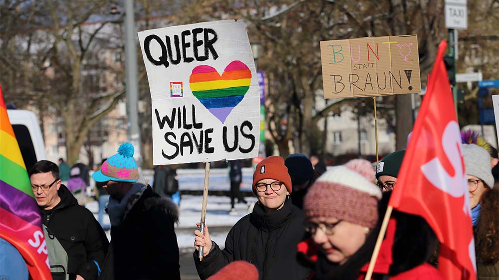 Menschen demonstrieren beim Winter-Christopher-Street-Day für Vielfalt, Toleranz und Gleichberechtigung