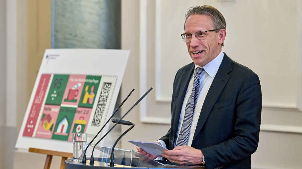 Übergabe der Wohlfahrtsmarken 2025 durch den Bundesfinanzminister Jörg Kukies