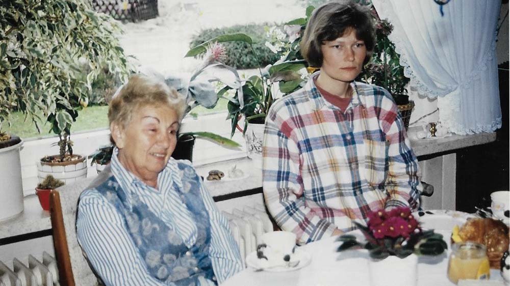 Agnes Gonda, die die Konzentrationslager Auschwitz und Bergen-Belsen überlebt hat, zu Besuch beim Verfassen dieser Erinnerungen