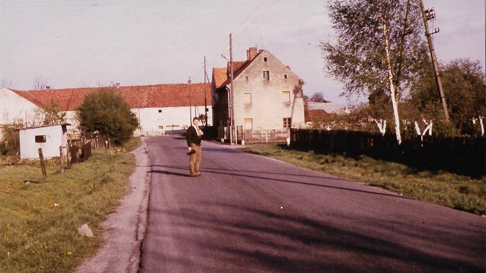Gutschdorf, Kreis Schweidnitz, Dorfstraße: Auf dieser Straße schleppten sich im Januar 1945 die KZ-Häftlinge – es waren nur Frauen – in Richtung KZ Groß-Rosen