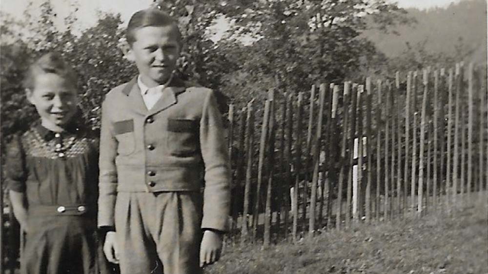 Der jüdische Schneider Adam hat 1946 dem deutschen Jungen Dieter einen Anzug aus einer Wehrmachtsdecke genäht