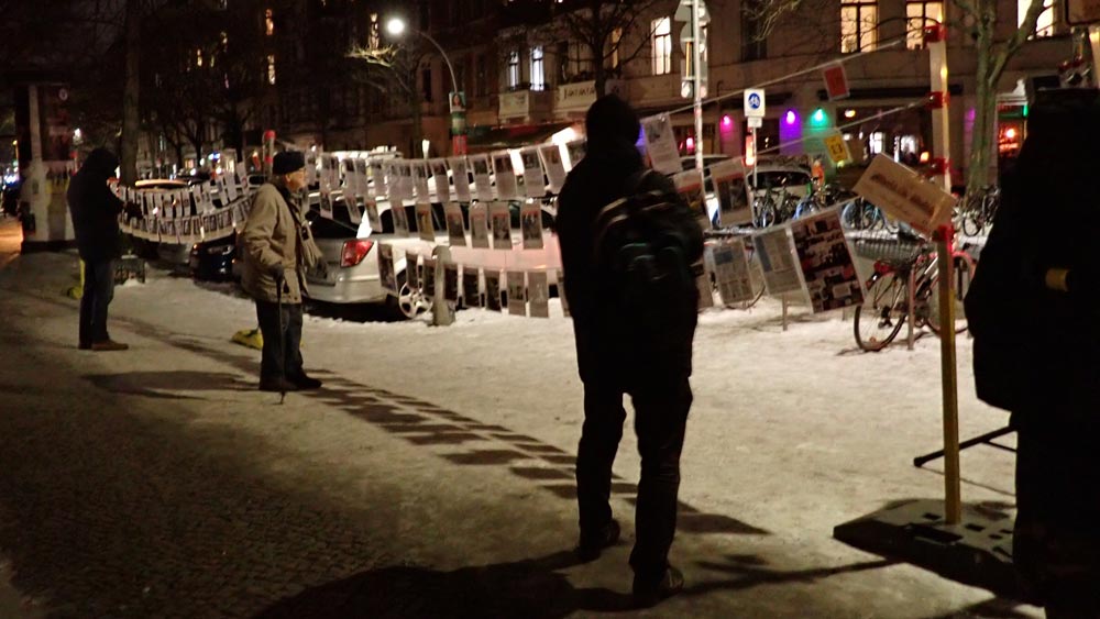 Vor der Gethsemanekirche fand am Diskussionsabend zum Thema Kirche und Corona eine Mahnwache statt