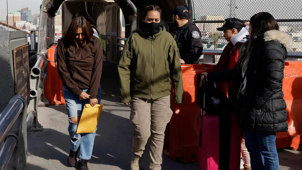 Deportierte Migranten werden am 1. Februar 2025 am Eingang der internationalen Brücke Paso del Norte in Ciudad Juárez, Mexiko, von Elementen des Nationalen Instituts für Migration bewacht, wo nordamerikanische Behörden diese Massenabschiebungen durchführen und sie dem Personal des besagten Instituts übergeben