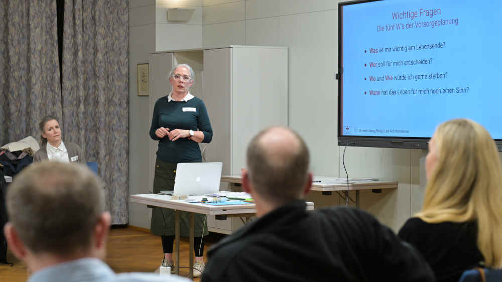 Caroline Byrt (stehend) und Dörte Kaufmann (links hinten sitzend) im "Letzte-Hilfe-Kurs"