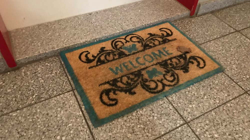 Ein guter Kommunikationsschritt oder zu aufdringlich? Die EKBO will mit Gemeindegliedern direkt an der Wohnungstür ins Gespräch kommen