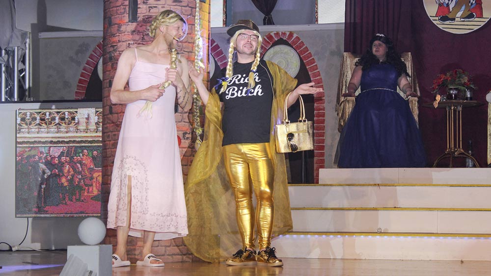 Gérôme Kostropetsch (rechts im Bild) auf der Bühne