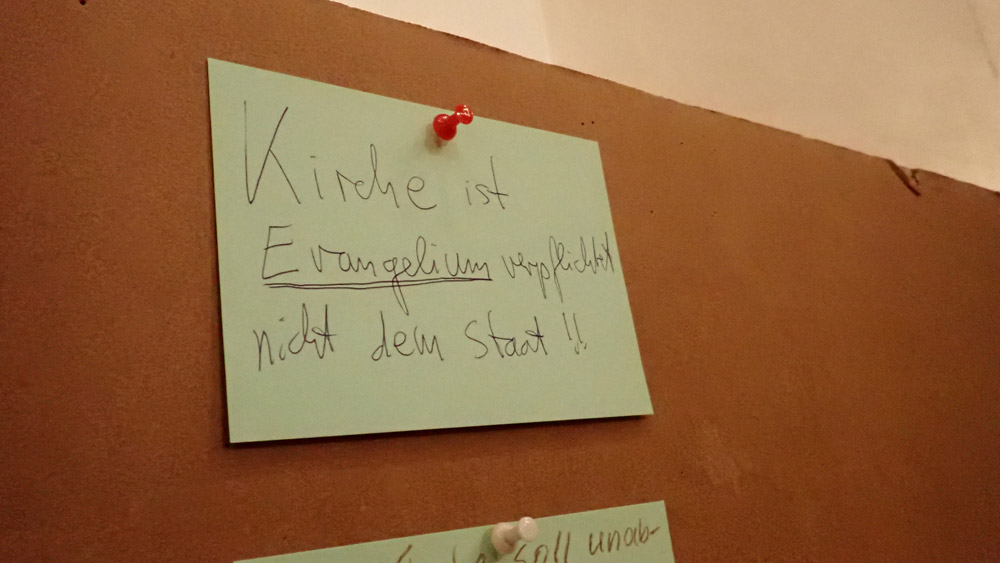 Besucherinnen und Besucher der Corona-Diskussionsveranstaltung konnten Gedanken, Kritik und Forderungen aufschreiben und an Pinnwänden befestigen