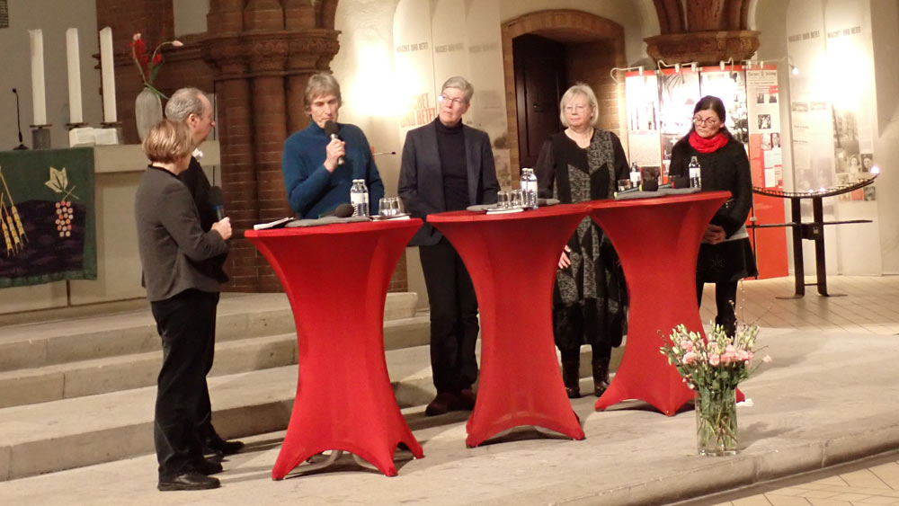 Ulrike Bieritz, Christian Stäblein, Johannes Albrecht, Ulrike Lemmel, Sibylle Sterzik und  Steffi Schulz (v. l. n. r.) bildeten die Podiumsrunde beim Corona-Gesprächsabend in der Gethsemanekirche.