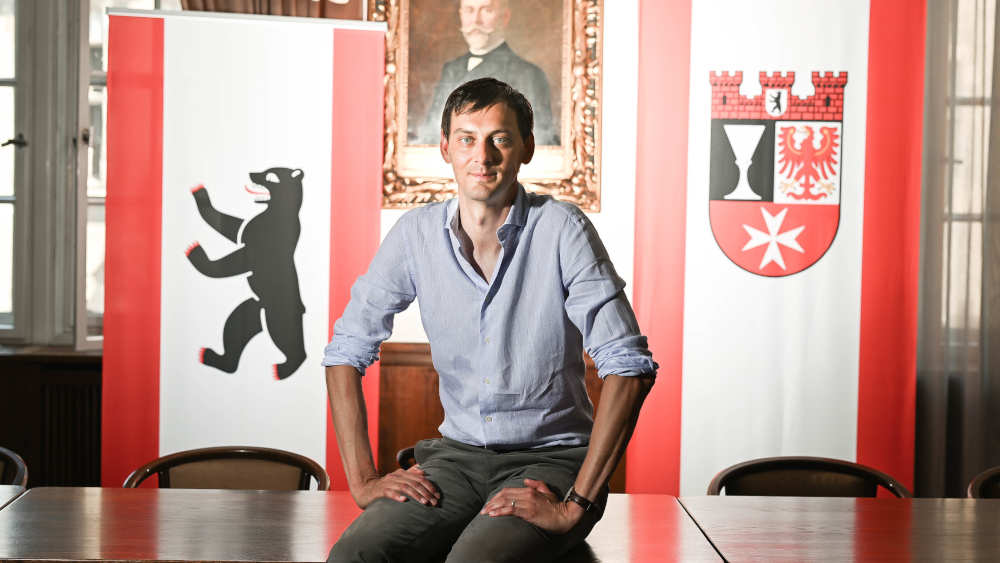 Berlin-Neuköllns Bürgermeister Martin Hikel (SPD) - selbst ehemaliger Lehrer - fordert zum Ramadan mehr Unterstützung für Lehrer