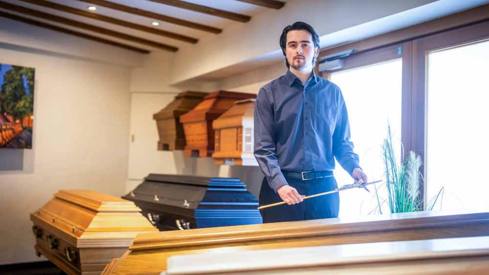 Bestatter-Azubi Mathis Puschmann im Osnabrücker Bestattungshaus Schulte