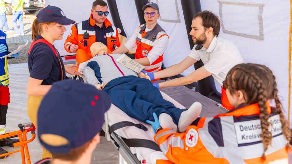 Evakuierung- und Rettungsübung, um die Zusammenarbeit aller an der Gefahrenabwehr beteiligten Organisationen zu trainieren