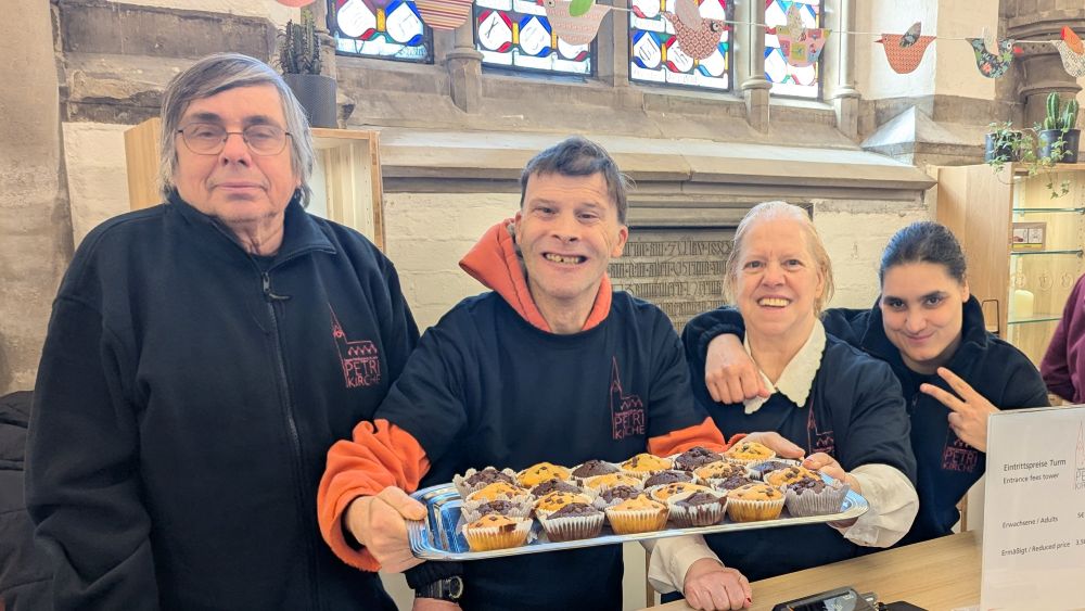Rolf, Thomas, Edda und Madeleine sind Mitarbeitende des Cafés Petrikirche