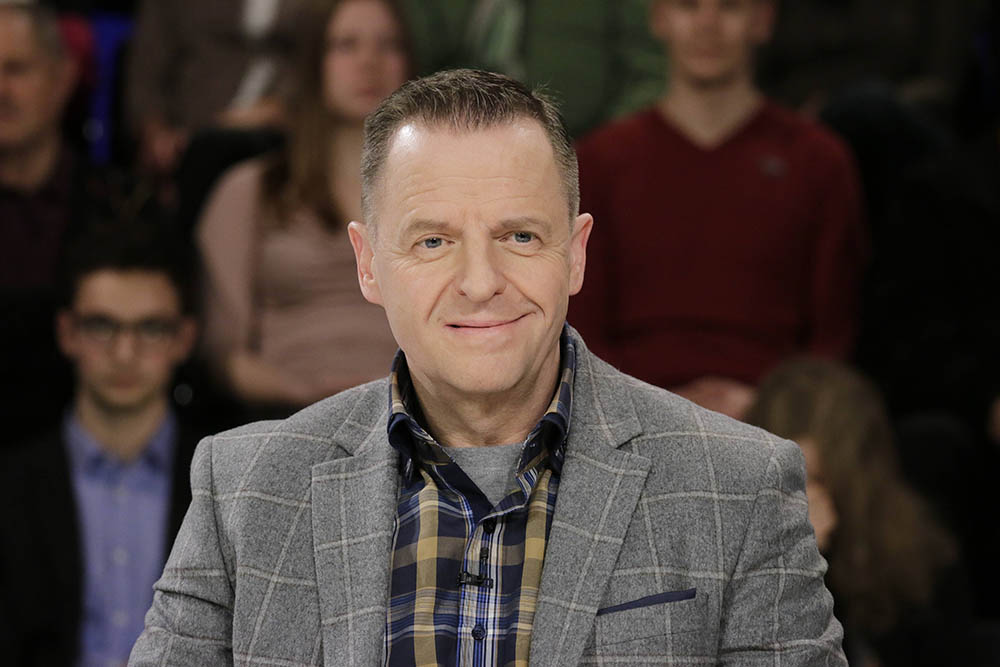 Psychotherapeut Christian Lüdke spricht über die psychologische Betreuung von Hinterbliebenen des Germanwings-Absturzes und die Herausforderungen bei der Verarbeitung traumatischer Ereignisse