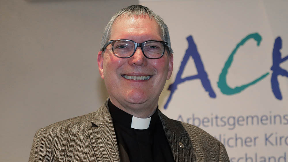 Die Mitgliederversammlung der 25 Gast- und Mitgliedskirchen der Arbeitsgemeinschaft Christlicher Kirchen in Deutschland (ACK) hat den anglikanischen Priester Christopher Easthill als neuer Vorsitzender der ACK gewählt.