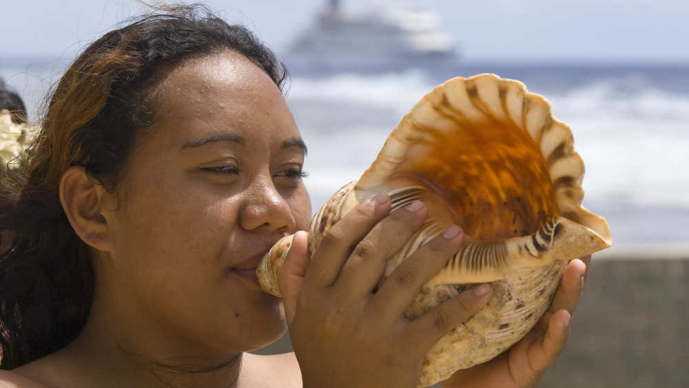 Zum Weltgebetstag am 7. März 2025: Das biblische Motto „wunderbar geschaffen!“ soll auf die paradiesische Natur der Cookinseln und deren Gefährdung hinweisen. Die Cookinseln gelten als einer der ersten Staaten, in dem Frauen Ende des 19. Jahrhunderts zur Wahl gingen
