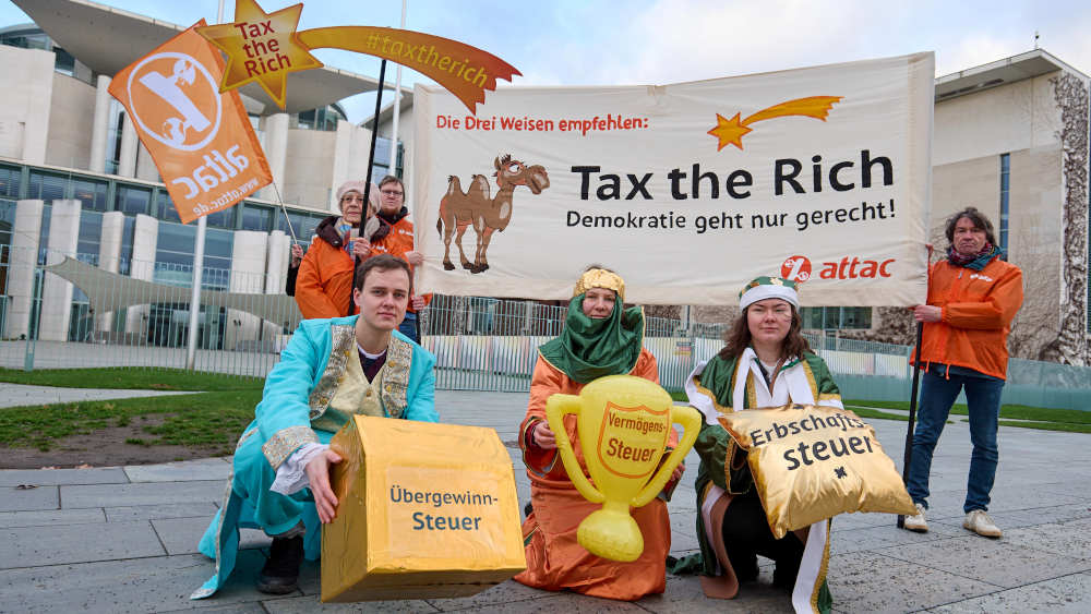 Einen fairen Beitrag der Superreichen für die Modernisierung der Gesellschaft fordern 16 große Nichtregierungsorganisationen. Hier eineAktion unter dem Motto "Tax the Rich – Demokratie"  am 7.01.2025 in Berlin von der Organisation attac