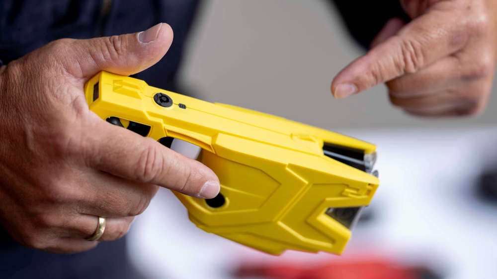 Amnesty International prangert den weltweiten rechtswidrigen und missbräuchlichen Einsatz von Elektroschockern und Schlagstöcken durch Strafverfolgungsbehörden an