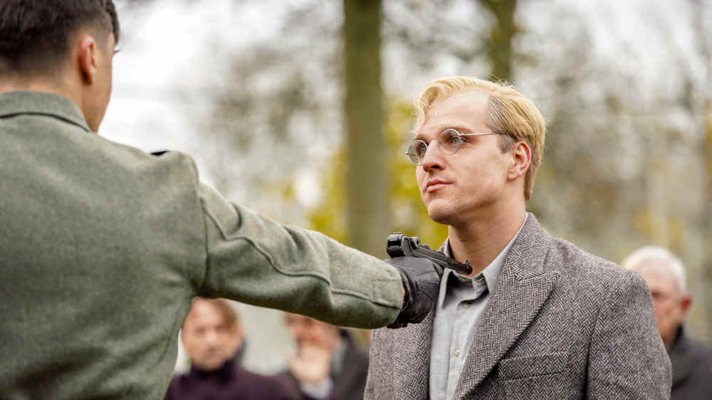 Jonas Dassler als Dietrich Bonhoeffer in dem Film "Bonhoeffer"